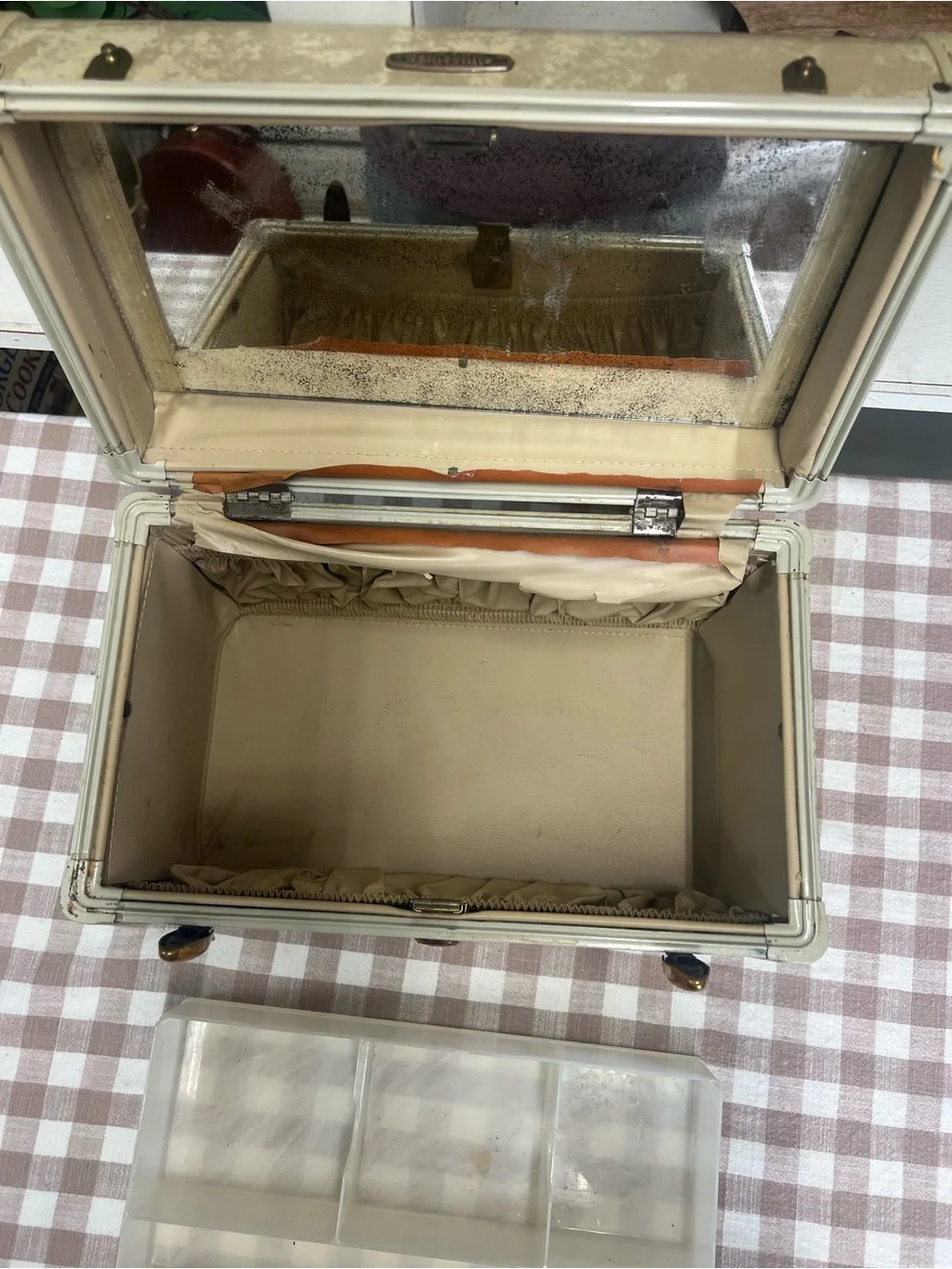 Vintage samsonite traincase cream marble makeup case retro grandma core luggage